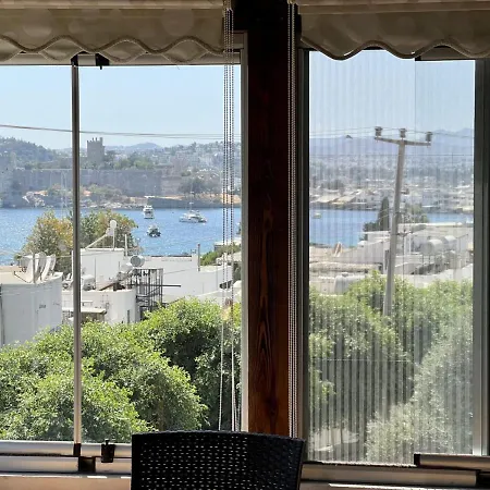 Refreshing House Close To The With A Sea View And Balcony In Apartment